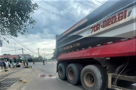 Xe ôtô đầu kéo va chạm với xe môtô khiến 2 người thương vong