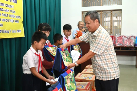 Tặng học bổng và đồ dùng học tập cho học sinh có hoàn cảnh khó khăn