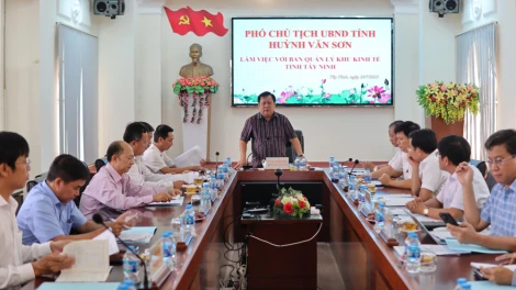 Phó Chủ tịch UBND tỉnh Huỳnh Văn Sơn làm việc với Ban Quản lý Khu kinh tế tỉnh