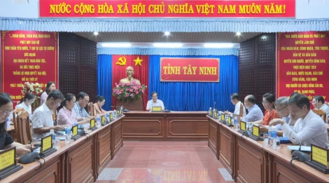 Phó Chủ tịch UBND tỉnh Nguyễn Hồng Thanh thông qua dự thảo văn kiện Đại hội Đảng bộ các địa phương