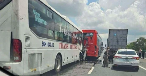 Hai xe khách giường nằm va chạm trên cao tốc TP.HCM – Trung Lương