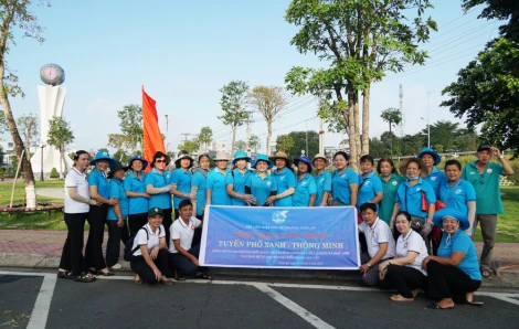 Phụ nữ phường Long An làm đẹp môi trường, chào mừng Đại hội Đảng bộ các cấp