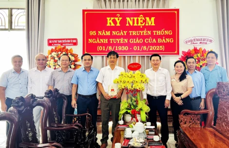 Thường trực Tỉnh ủy Tây Ninh chúc mừng 95 năm Ngày truyền thống ngành Tuyên giáo của Đảng