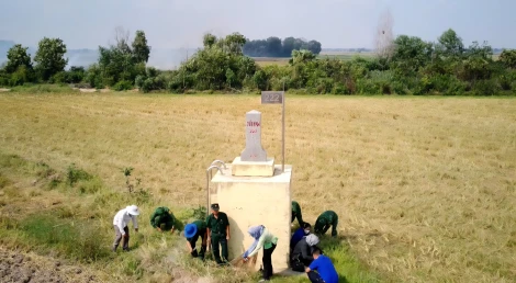 Đồn Biên phòng Long Khốt (Bộ đội Biên phòng tỉnh Tây Ninh) phối hợp cấp ủy, chính quyền xã Tuyên Bình tổ chức ra quân phát quang, vệ sinh mốc quốc giới vào ngày 02/8.