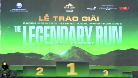 Trao giải BaDen Mountain International Marathon 2025