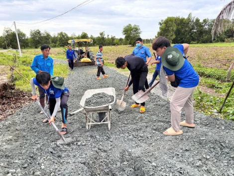 Những ngày qua, màu áo xanh của sinh viên Trường Đại học Khoa học Sức khỏe (Đại học Quốc gia TP.HCM) đã tạo nên những ngày tháng rực rỡ, bằng các công trình, phần việc ý nghĩa tại xã Châu Thành, tỉnh Tây Ninh trong Chiến dịch Mùa hè xanh năm 2025 với tinh thần “đến dân mến, ở dân thương, làm dân tin, đi dân nhớ”.