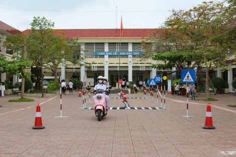 Đi xe máy điện đúng luật, bảo vệ bản thân và cộng đồng