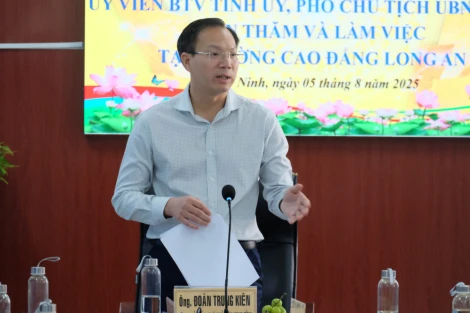 Phó Chủ tịch UBND tỉnh Đoàn Trung Kiên thăm và làm việc tại Trường Cao đẳng Long An