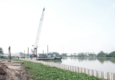 Thông tin từ UBND tỉnh Tây Ninh, địa phương đang đề xuất, kiến nghị các bộ, ngành Trung ương hỗ trợ từ nguồn kinh phí dự phòng ngân sách Trung ương và nguồn vốn đầu tư công trung hạn giai đoạn 2026-2030 để thực hiện nhiều dự án phòng, chống xâm nhập mặn, sạt lở bờ sông trên địa bàn tỉnh.