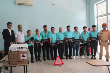 Ngày 07/8, Phòng Cảnh sát giao thông, Công an tỉnh phối hợp Chi nhánh Tây Ninh - Công ty Cổ phần di chuyển xanh và thông minh GSM, Công ty TNHH Kinh doanh lốp xe Bridgestone Việt Nam tổ chức tuyên truyền pháp luật về trật tự an toàn giao thông cho tài xế taxi và trao tặng tấm phản quang an toàn khi dừng đỗ xe.