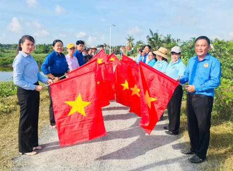 Xã Tân Tập ra quân chỉnh trang cảnh quan chào mừng Đại hội Đảng bộ xã lần thứ I
