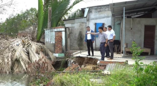 Khảo sát, kiểm tra thực tế tình hình sạt lở tại xã Cần Giuộc