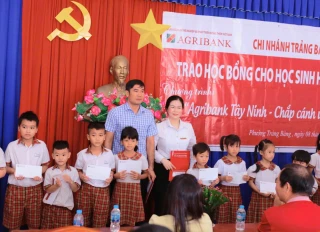 Trao học bổng cho học sinh hiếu học tại phường Trảng Bàng