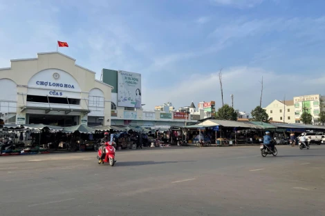 Chấn chỉnh tình trạng buôn bán lấn chiếm lòng, lề đường khu vực chợ Long Hoa