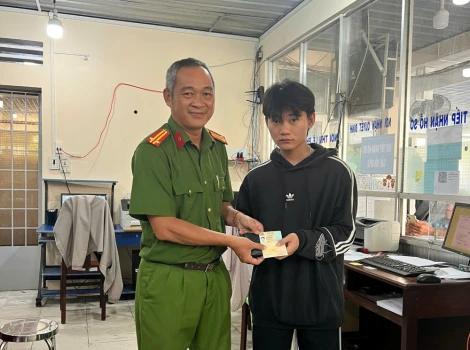 Trao trả tài sản cho người dân đánh rơi