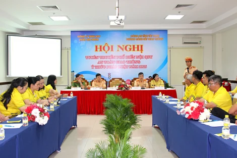 Tối 06/8, Phòng Cảnh sát giao thông, Công an tỉnh phối hợp Công ty TNHH MTV Thảo Kim Ngân tổ chức tuyên truyền về trật tự an toàn giao thông cho người lao động trong doanh nghiệp vận tải.
