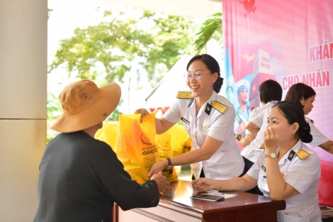 Tuyên truyền biển đảo và khám bệnh miễn phí tại xã Tân Trụ