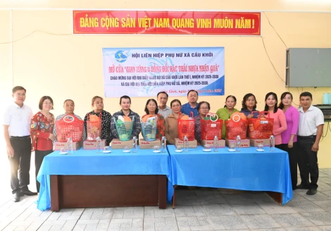 Tại trụ sở Văn phòng ấp Khởi Nghĩa, xã Cầu Khởi, tỉnh Tây Ninh, Hội Liên hiệp Phụ nữ (LHPN) xã Cầu Khởi tổ chức chương trình “Gian hàng 0 đồng, đổi rác thải nhựa nhận quà”.