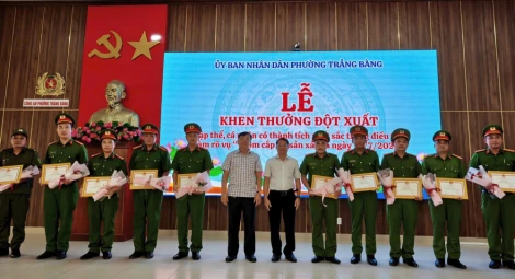 UBND phường Trảng Bàng, tỉnh Tây Ninh vừa tổ chức khen thưởng đột xuất cho 1 tập thể và 9 cá nhân có thành tích trong điều tra, truy xét vụ trộm cắp tài sản xảy ra vào tháng 7/2025.