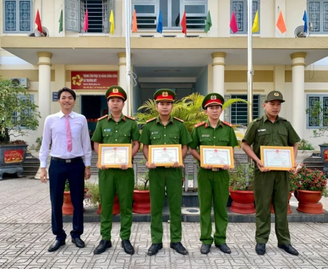 Xã Truông Mít khen thưởng cho tập thể, cá nhân có thành tích trong đấu tranh, truy bắt tội phạm trộm cắp tài sản