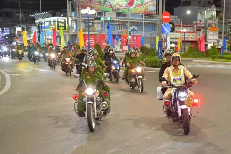 Thực hiện cao điểm tấn công trấn áp tội phạm bảo đảm an ninh trật tự (ANTT), Công an phường Long An, tỉnh Tây Ninh vừa phối hợp lượng Cảnh sát cơ động, Cảnh sát quản lý hành chính về trật tự xã hội, Cảnh sát giao thông Công an tỉnh, cùng lực lượng an ninh trật tự cơ sở tổ chức ra quân tuần tra, kiểm soát bảo đảm ANTT trên địa bàn.