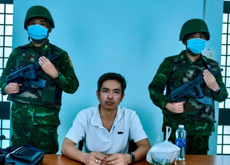 Tây Ninh: Bắt quả tang đối tượng vận chuyển 80.000 USD
