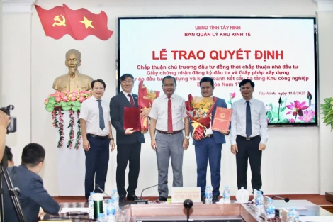 Tây Ninh trao quyết định đầu tư Dự án Khu công nghiệp Bình Hòa Nam 1