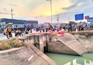 Bát nháo cảnh mua, bán lấn chiếm lòng, lề đường 784 đoạn gần cổng Khu công nghiệp Chà Là