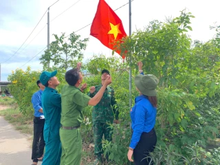 Gần 500 lá cờ rực rỡ trên 'Đường cờ Tổ quốc biên cương'