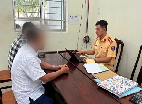 Xử phạt tài xế xe tải lấn làn chạy ngược chiều, ép đầu xe khác