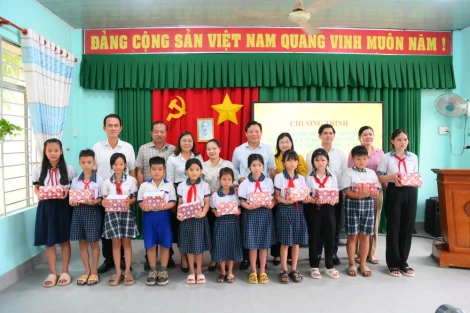 Phó Chủ tịch UBND tỉnh Phạm Tấn Hòa trao học bổng cho trẻ em có hoàn cảnh khó khăn