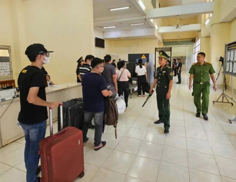 Tiếp nhận 353 người Việt Nam do Campuchia trao trả