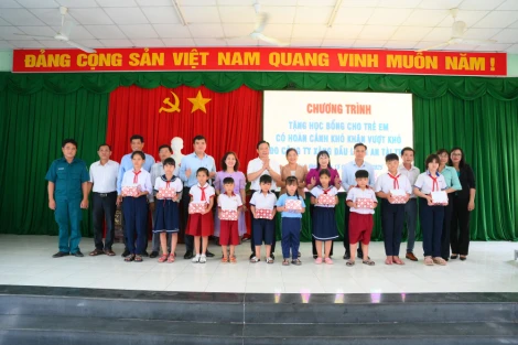Trao học bổng cho trẻ em có hoàn cảnh khó khăn vượt khó tại xã Bình Hiệp
