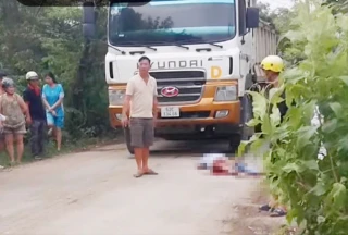 Té vào xe ben người đàn ông đi xe máy tử vong