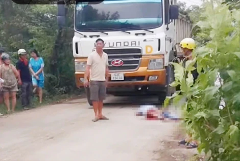 Té vào xe ben người đàn ông đi xe máy tử vong