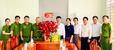Ủy viên Ban Thường vụ Tỉnh ủy, Bí thư Đảng ủy phường Tân Ninh chúc mừng Ngày truyền thống Công an Nhân dân