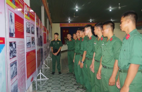 Trung đoàn 5 phối hợp tổ chức Triển lãm lưu động kỷ niệm 80 năm Cách mạng Tháng Tám và Quốc khánh 02/9