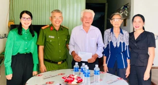 Lãnh đạo phường Tân Ninh thăm các gia đình chính sách tiêu biểu
