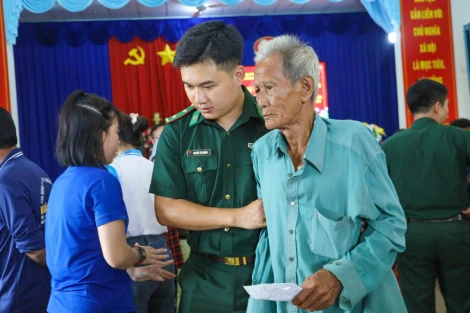 Bộ Chỉ huy Quân sự tỉnh Tây Ninh phối hợp tổ chức khám, chữa bệnh, tặng quà người dân vùng biên giới