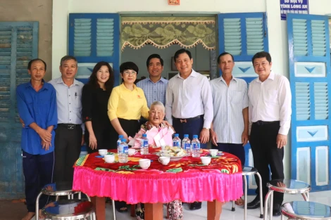 Phó Chủ tịch UBND tỉnh Phạm Tấn Hòa thăm, tặng quà người có công với cách mạng