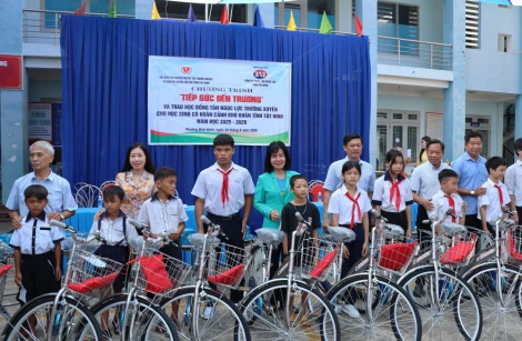 Phường Bình Minh: Trao tặng 200 phần quà, xe đạp tiếp sức học sinh đến trường