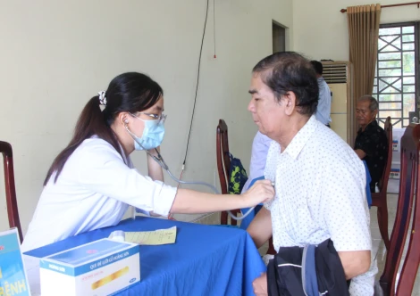 Xã Châu Thành: Khám bệnh, cấp thuốc và tặng quà cho người dân