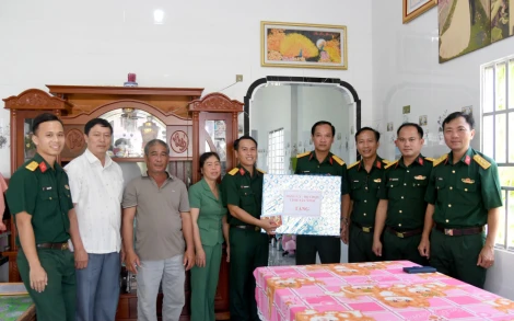 Bàn giao Nhà đồng đội cho quân nhân có hoàn cảnh khó khăn