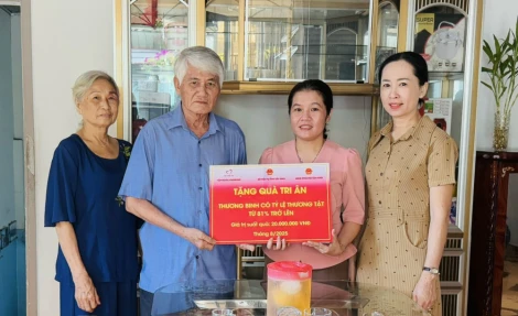 Lãnh đạo phường Tân Ninh thăm, tặng quà tri ân người có công với cách mạng