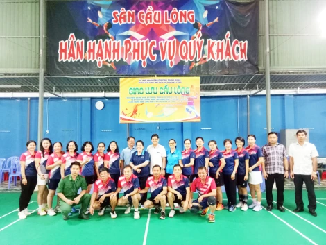 Nguyên lãnh đạo tỉnh thi đấu giao lưu cầu lông tại phường Trảng Bàng