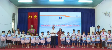 Trao 200 suất học bổng 'Petrolimex Tây Ninh cùng em đến trường'