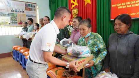 Trao quà cho 150 hộ dân có hoàn cảnh khó khăn trên biên giới