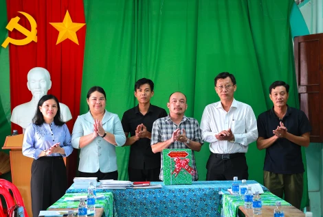 Ban Thường vụ Đảng ủy phường Thanh Điền thăm, động viên các khu phố trên địa bàn
