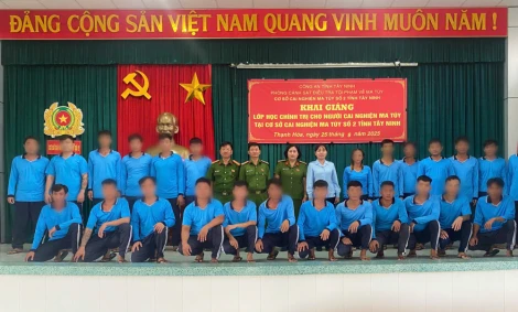 Khai giảng lớp học chính trị cho học viên cai nghiện ma túy
