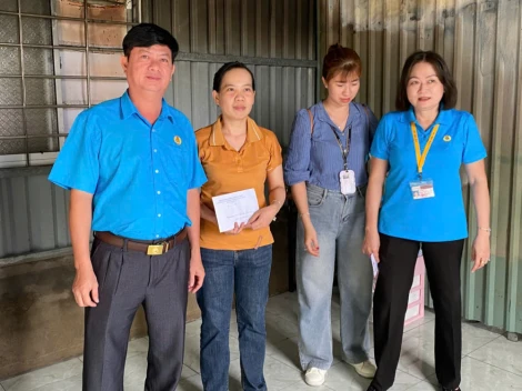 Chiều 25/8, Phó Chủ tịch UBMTTQ Việt Nam tỉnh, Chủ tịch Liên đoàn Lao động tỉnh Tây Ninh Trần Lê Duy làm trưởng đoàn đến thăm hỏi, động viên và tặng quà gia đình chị Phan Thị Trầm My, ngụ ấp Mương Chài, xã Cần Giuộc, hiện là công đoàn viên Công đoàn cơ sở Công ty TNHH Giầy FuLuh có nhà bị cháy.